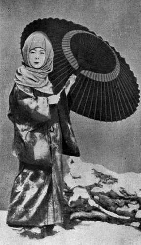 Рис. 35. Японская девушка в зимнем костюме