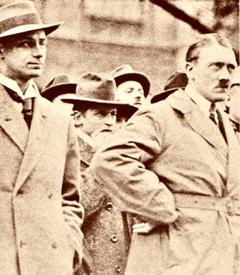 Альфред Розенберг и Адольф Гитлер на митинге в 1923