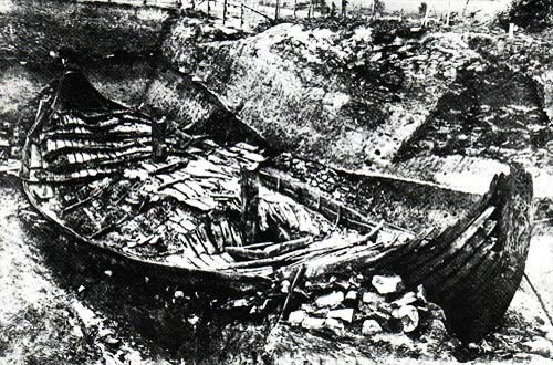 Das Osebergschiff, 9. Jh., im Grabhügel
