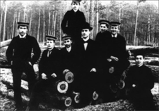 Ur-Wandervogel (Schülerstenographenverein des Steglitzer Gymnasiums), Grunewaldwanderung Winter 1896/97, links Karl Fischer, Mitte Hermann Hoffmann